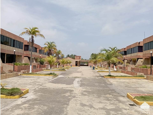 Imagen 3 de 19 de Se Vende Town House En Tucacas, Res. Bucaneros. Salida Directa A La Playa Desde Las Áreas Sociales, Y.l.