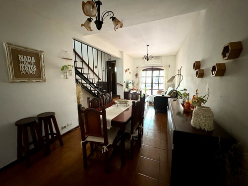 Duplex En Excelente Estado Sobre Calle Medina, Caseros Centro