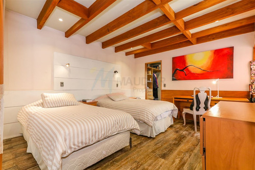 Casa En Venta De 7 Dorm. En Providencia