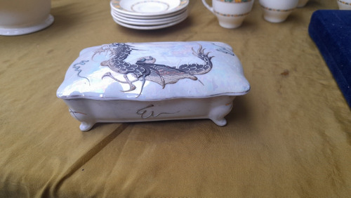 Antiguo Alahero Con Dragón En Porcelana Japonesa .