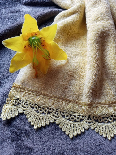 Toalha De Rosto Amarelo Claro 46x76cm Com Guipir Dourado