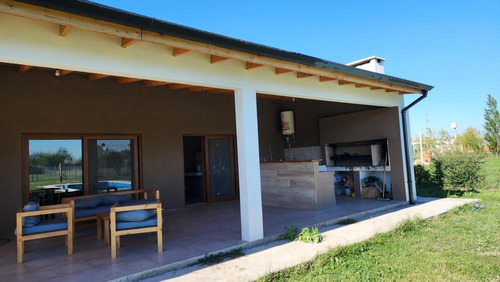 Casa En Venta - 3 Dormitorios 1 Baño - 1118mts2 - Florencio Varela