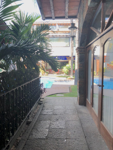 Cuernavaca Rento Hermosa Y Exclusiva Villa Amueblada O Sin Muebles En Zona Dorada De Vista Hermosa Ideal Ejecutivos O Pareja Alberca C/cal. Solar Terraza Privada Techada Fracc. De Alta Seguridad