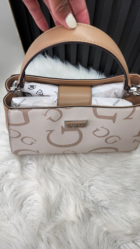 Bolsa Guess Cc961806 Nueva 100 % Original Con Etiqueta Beige Estampado Níquel Beige