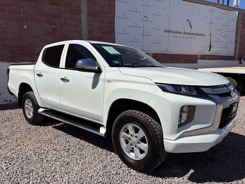 Mitsubishi L200 2.4 Cabina Doble 4x2 Mt