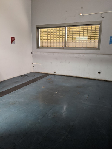 Galpón Con Playa Est., Oficinas, Vestuarios, Doble Acceso