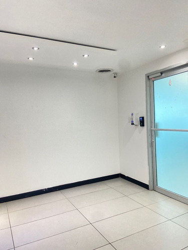 Alquilo Local De Oficina En Torre Corporativa Y Profesional ! 200 Mts .