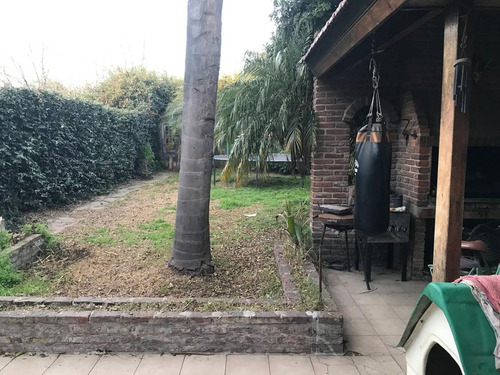 Casa En Banfield O. Con Parque! Acepta Permuta!