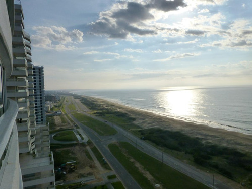 Departamento Frente Al Mar  En Punta Del Este -  Playa Brava -alquiler Anual