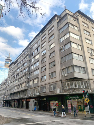 Imagen 2 de 21 de Oficina Centro Histórico De Santiago Con Mobiliario