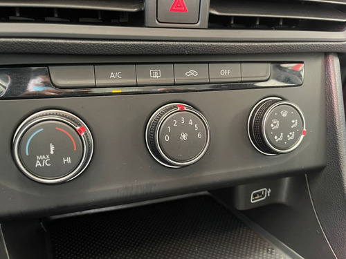 Imagen 10 de 13 de Vw Jetta Trendline Color Gris 2019