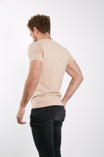 Imagen 3 de 5 de Remera Premium Hombre ALG. Elastizada Entallada / Slim Fit