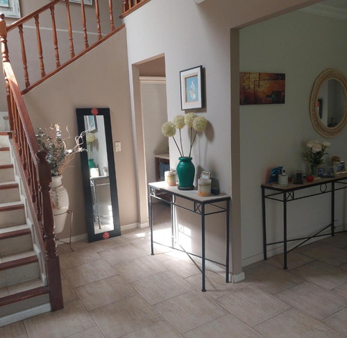 Casa 5 Dormitorios, Jardín, Piscina En Barrio Los Jazmines