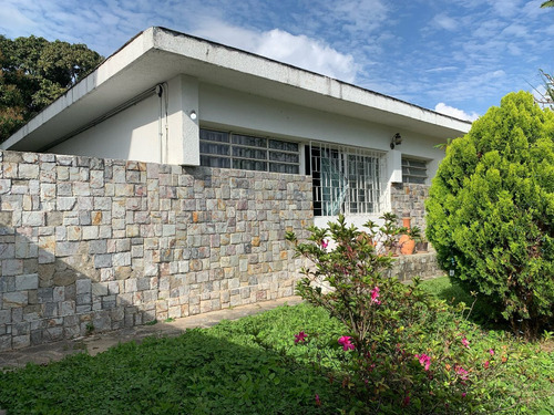 Imagen 3 de 10 de Quinta En Prados Del Este, Calle Cerrada Con Seguridad, Cerca Del Centro Comercial, Excelente Ubicacion, Agua Continuamente, Muy Importante Con Muro De Contencion En La Parte Posterior Del Terreno