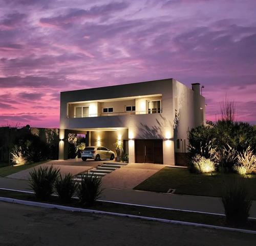 Casa En Venta Con Fondo A La Laguna En Canning