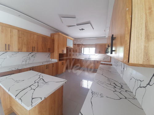 Interesante Casa Moderna Y Amplia En Venta Residencial Cerrado, Santiago Hfc-219