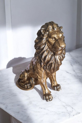 Escultura Leon En Resina Simil Marmolado. 25cm De Altura. Dorado Oscuro
