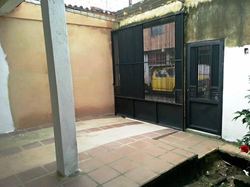 Venta De Casa Urb. Bella Florida, Los Caobos