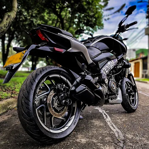 Bajaj Dominar 400 Plata Mate 2023