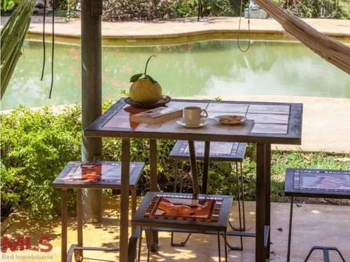 Encantador Lugar, Con Un Diseño Artístico(mls#238626)