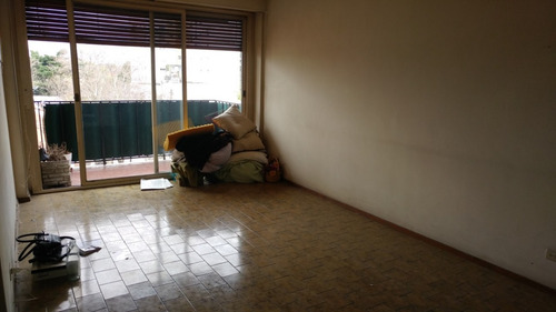Imagen 3 de 12 de Departamento De 3 Amb Al Frente Con Balcón Y Cochera Cubierta. Excelente Ubicación.