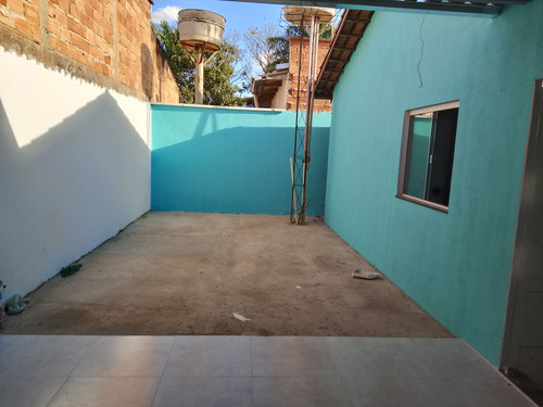 Casa Com 3 Quartos , 2 Banheiros , Copa , Área De Serviço