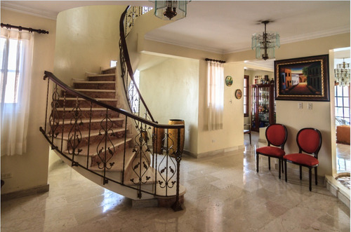 Casa En Venta En Arroyo Hondo Iii, 2 Niveles, Mármol, Caoba, Patio, Balcones Y Piscina, 5 Habitaciones, 3 Y ½ Baños, 2 Cocinas, 3 Terrazas, Patio, Piscina