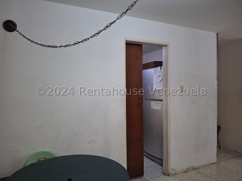 Apartamento Ubicado En Zona Central De La Ciudad De Maracay 24-29044 Irrr
