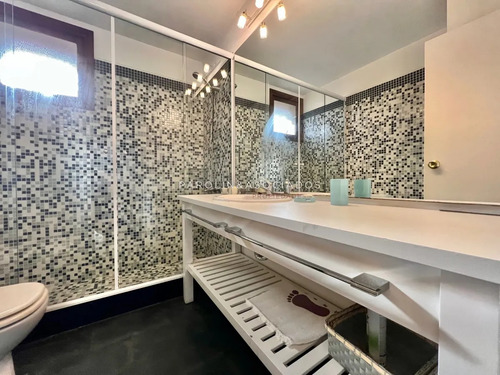 Casa En Venta De 2 Dormitorios En Barrio Privado Parque Pinares, Punta Del Este.