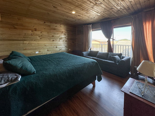 Casa A Pasos De La Playa En Pichilemu, 6 Dormitorios