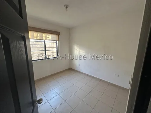 Rincones Del Marques, Renta - Casa Con 3 Recámaras 1 En Planta Baja, Sala De Tv | Air