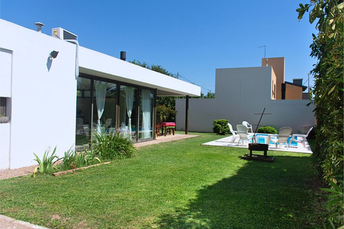 Casa En Planta Baja | 2 Dorm. | Pileta | Quincho | En Tejas 3