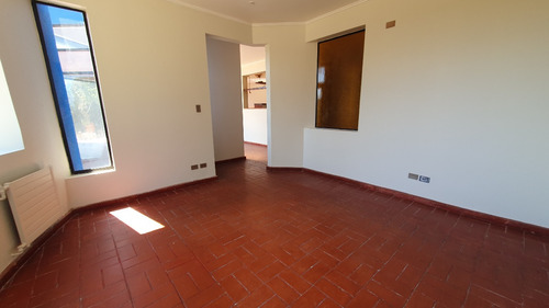 Veridika Vende Amplia Casa En Condominio.