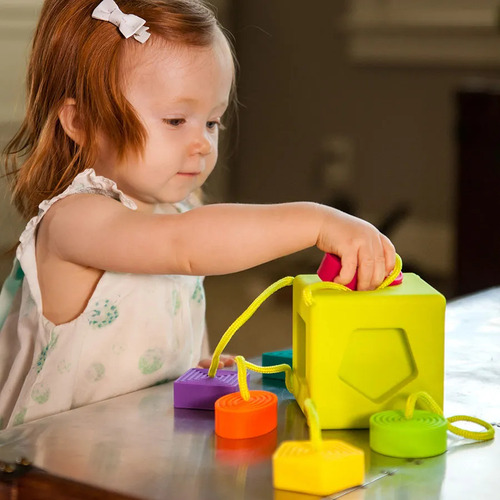 Cubo Sensorial De Clasificación De Figuras Fat Brain Toys Bebés 10m+ Multicolor Oombeecube