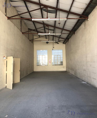 Imponente Edificio En Block En Monserrat