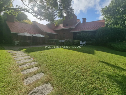 Casa De Gran Tamaño En Venta En Zona Del Golf, Punta Del Este.