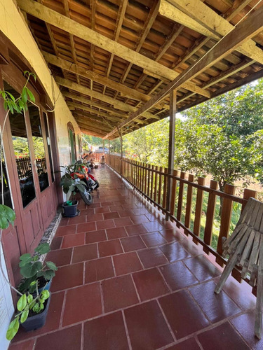 Vende Se Uma Propriedade Com Porteira Fechada