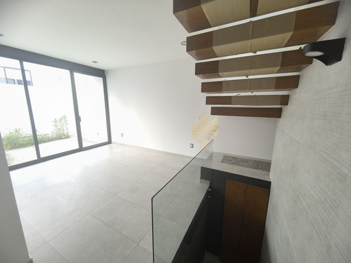 Casa De Autor En Zibata En Venta O Renta Con Recámara En Planta Baja O Estudio