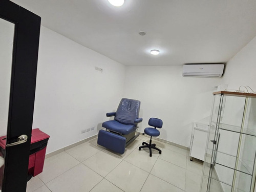 Local Comercial Con 5 Espacios Para Oficina En Naco, Santo Domingo, Con Aire Y Cocina, 1er Nivel