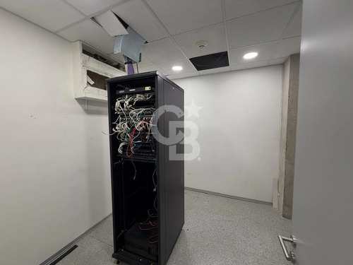 Oficina Amplia Habilitada Con Puestos De Trabajo