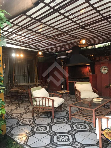 Casa En Venta De 5 Dorm. En Ñuñoa