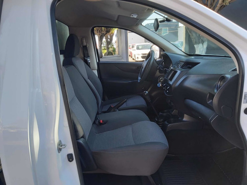 Imagen 12 de 15 de Nissan Np300 2016 Chasis Cabina Dh Aa Pack Seg Mt