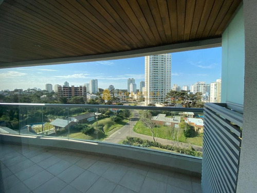 Muy Buen Depto Con Los Mejores Servicios En Playa Brava!!- Ref: 4752