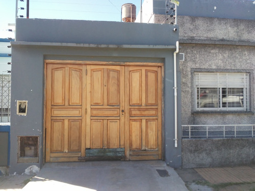 Casa De 4 Ambientes Y 2 Baños En Bernal Oeste.