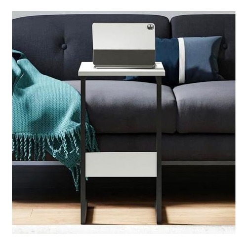 Furpinea Sobre El Sillón De La Mesa Auxiliar De Apartamento