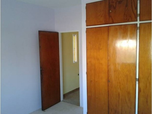Imagen 5 de 11 de Alquiler Casa De 4 Ambientes Con Patio Y Cocheras - La Tablada
