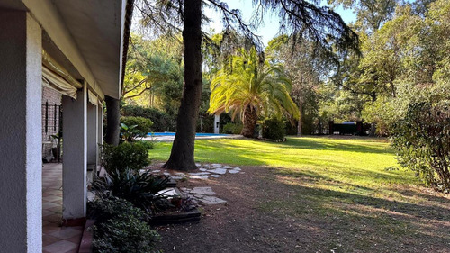 Casa En Venta - 3 Dormitorios 1 Baño - Cochera - 1.417mts2 - Parque Leloir, Ituizangó