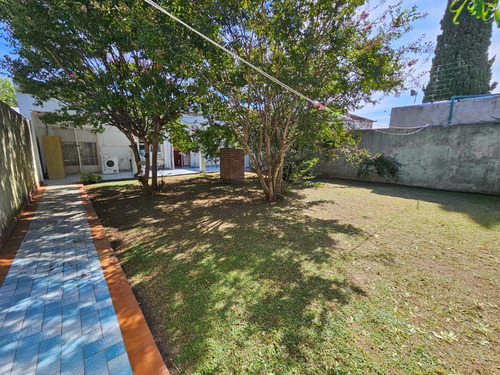 Venta Casa 4 Ambientes Con Consultorio Instalado. Fondo Libre Con Galería. Berazategui Oeste