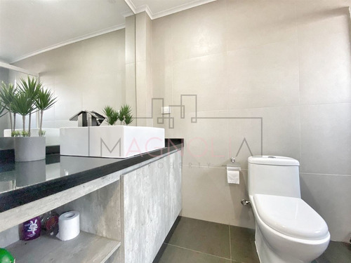 Casa En Arriendo De 5 Dorm. En Colina