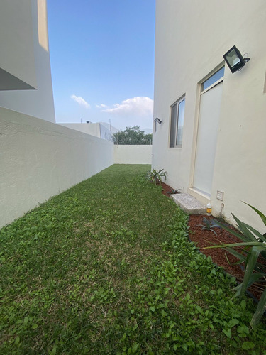Casa En Venta, Soria Residencial, El Uro